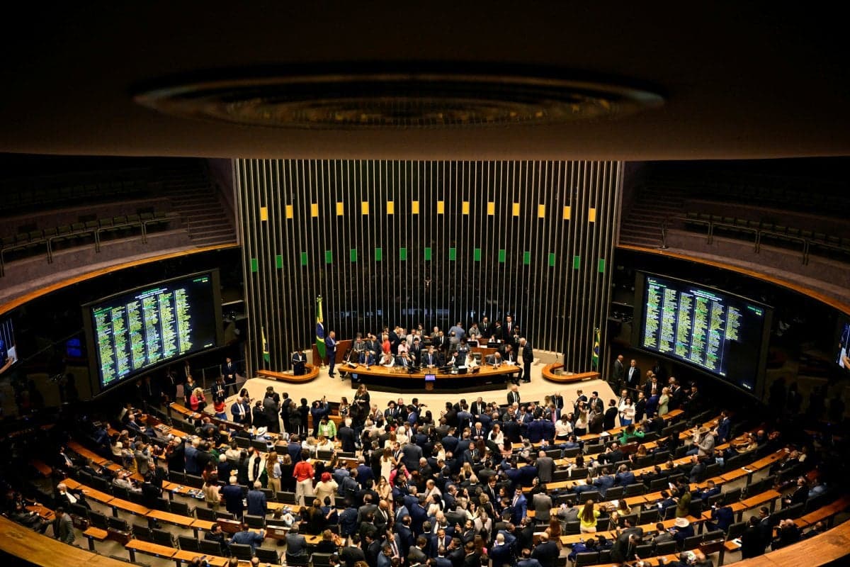 Câmara aprova texto-base do PLP dos combustíveis com novas travas para gasto público