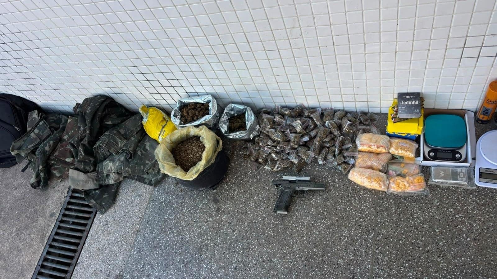 PM apreende cerca de 10 kg de maconha e prende mulher com material de tráfico no Doron, em Salvador