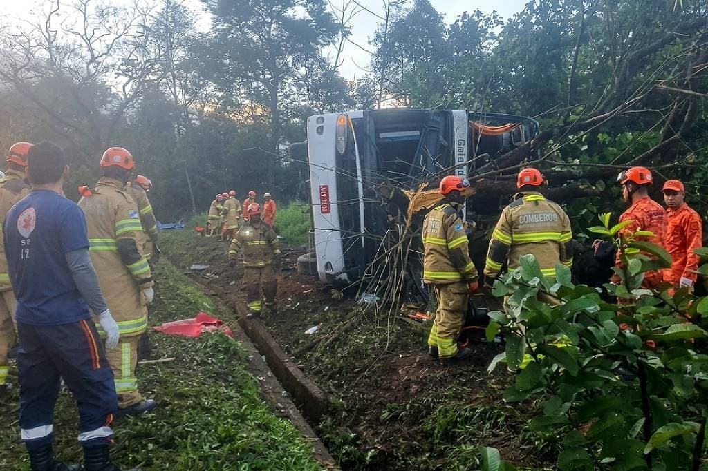 Tombamento de ônibus deixa ao menos 10 mortos e dezenas de feridos na BR-040, em Petrópolis