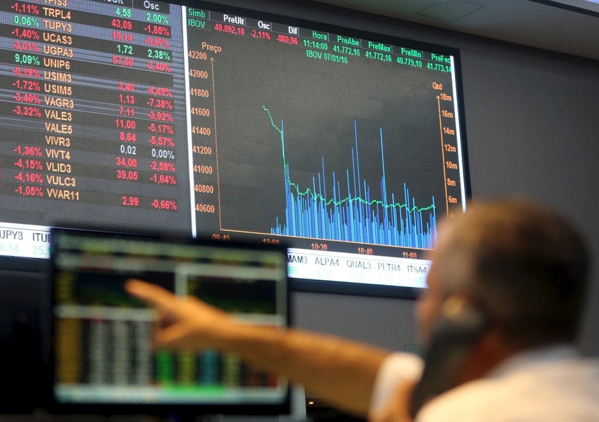 Ibovespa titubeia pressionado por bancos após maior série de quedas desde 2023; Casas Bahia desaba