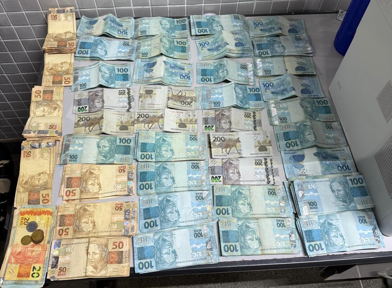 Procurado por homicídio é preso com quase R$ 50 mil em ônibus na BA-052, na região de Irecê