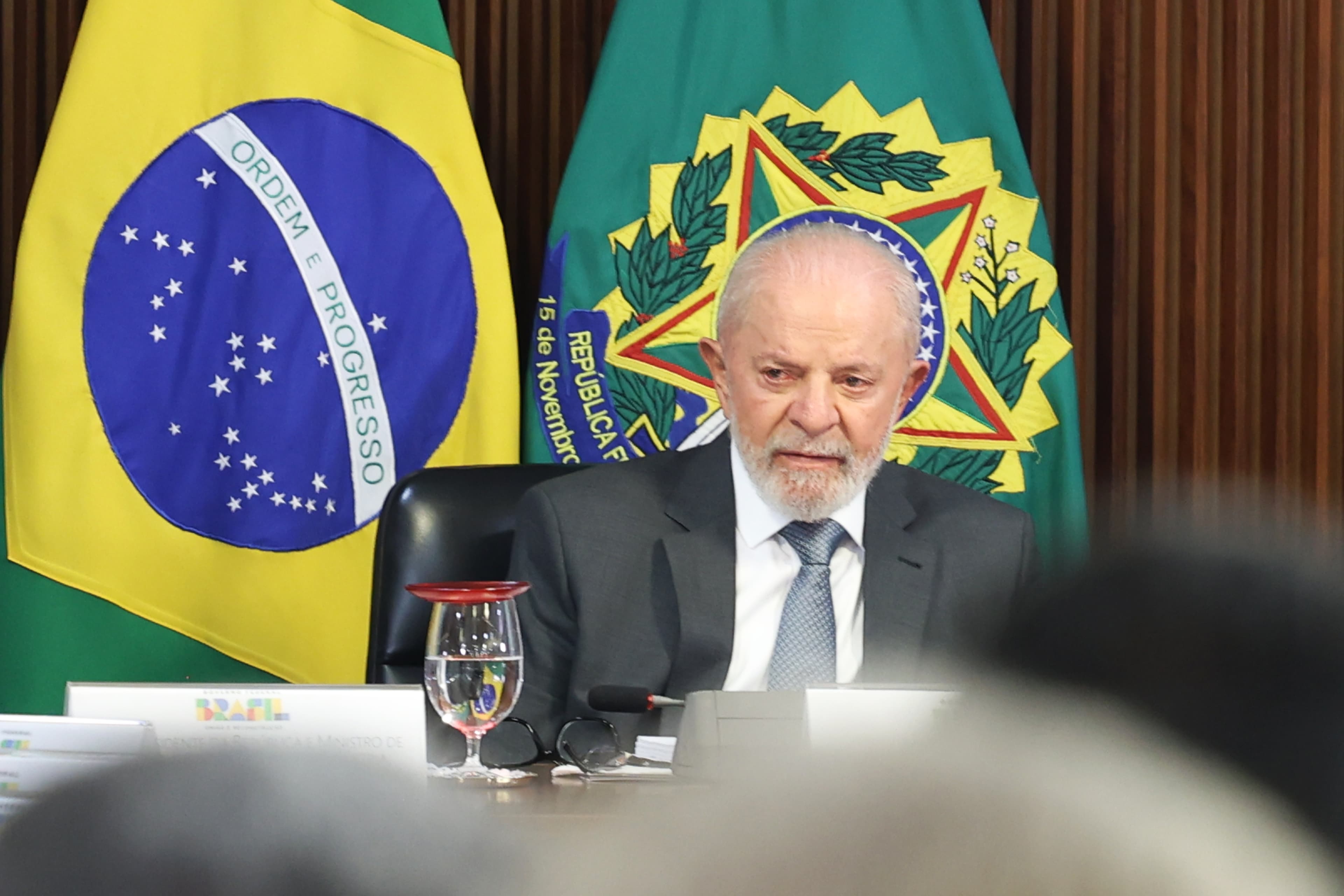 Lula convoca ministros às pressas para discutir regulação das bets e a 'taxa das blusinhas'