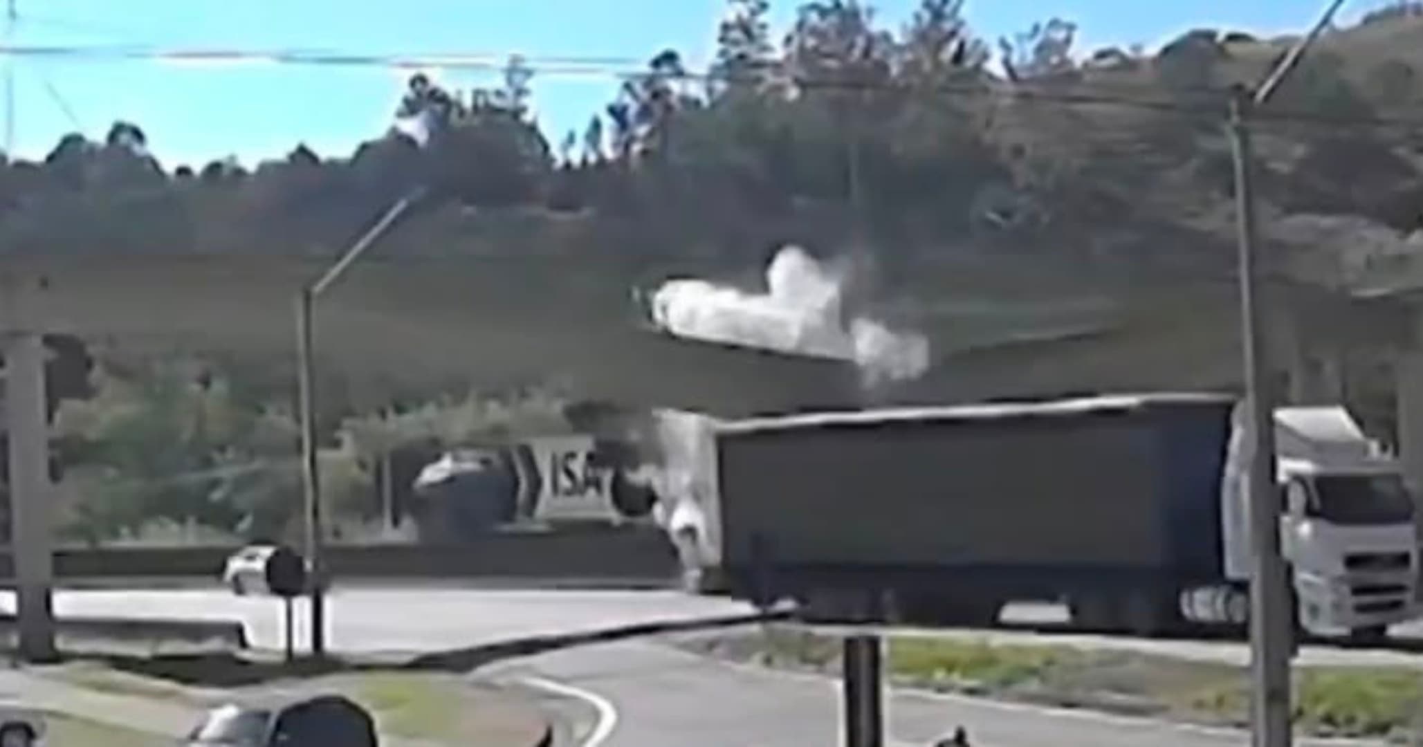 VÍDEO: Duas pessoas morrem após passarela desabar em SP; estrutura foi atingida por um caminhão 