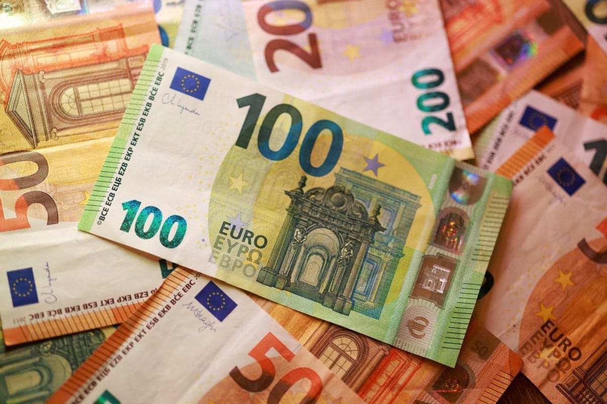 Liquidação de títulos da zona do euro continua, rendimentos atingem máxima em quase duas décadas