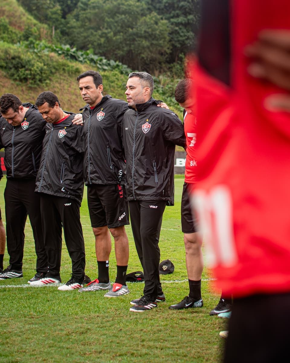 Com Caíque e Baralhas monitorados, Vitória inicia preparação para o Ba-Vi
