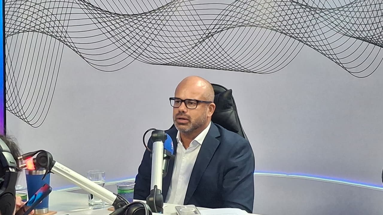 Na Antena 1, secretário de Educação nega acusações de “aprovação automática” na rede estadual