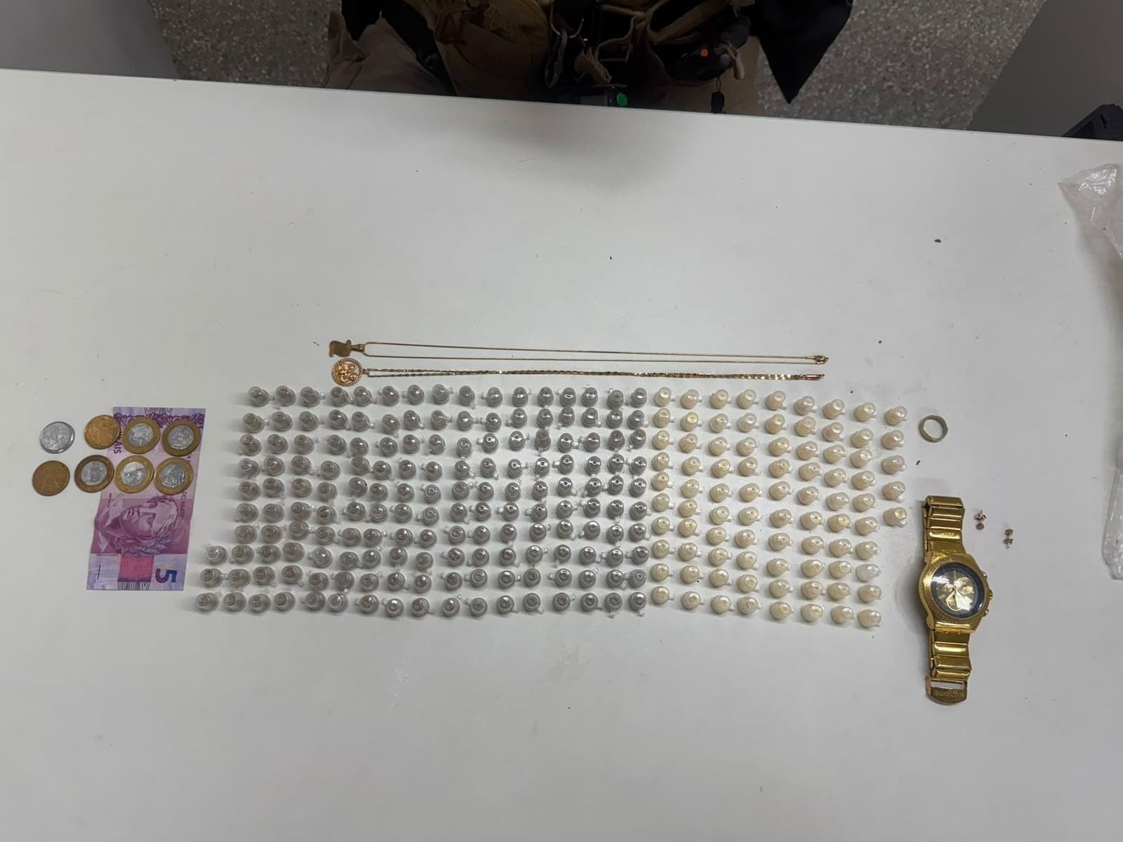 Suspeito é preso ao fugir por área de esgoto com drogas e joias em Nova Brasília, em Salvador