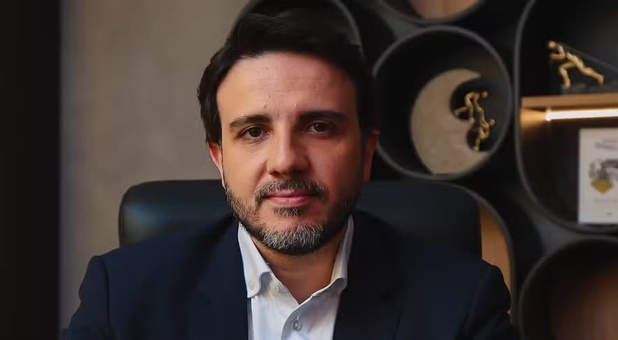 Renan Santos lidera ranking de doações virtuais com mais de R$ 1,2 milhão recebidos em sua vaquinha