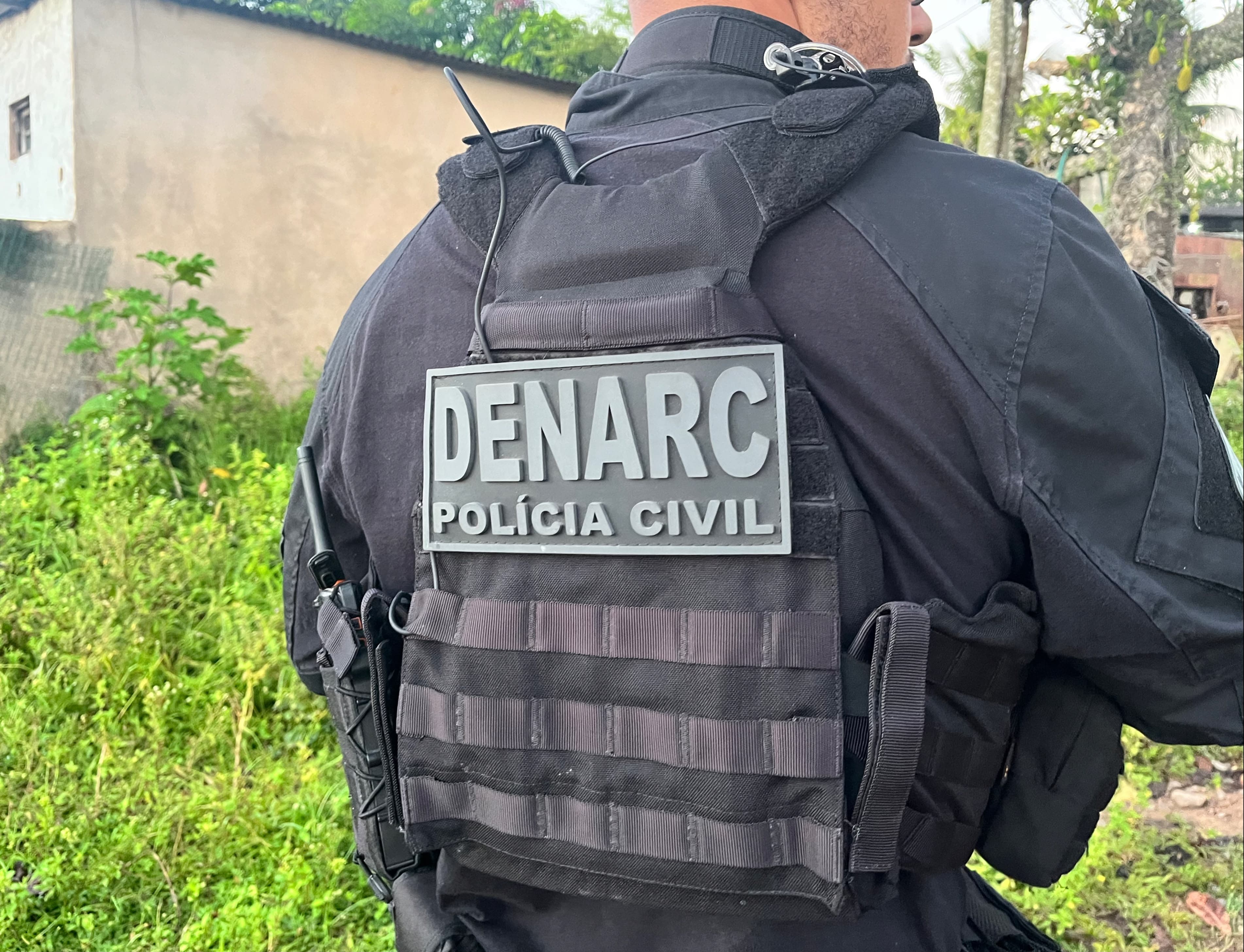 Polícia prende dois suspeitos de tráfico de drogas na Região Metropolitana de Salvador 