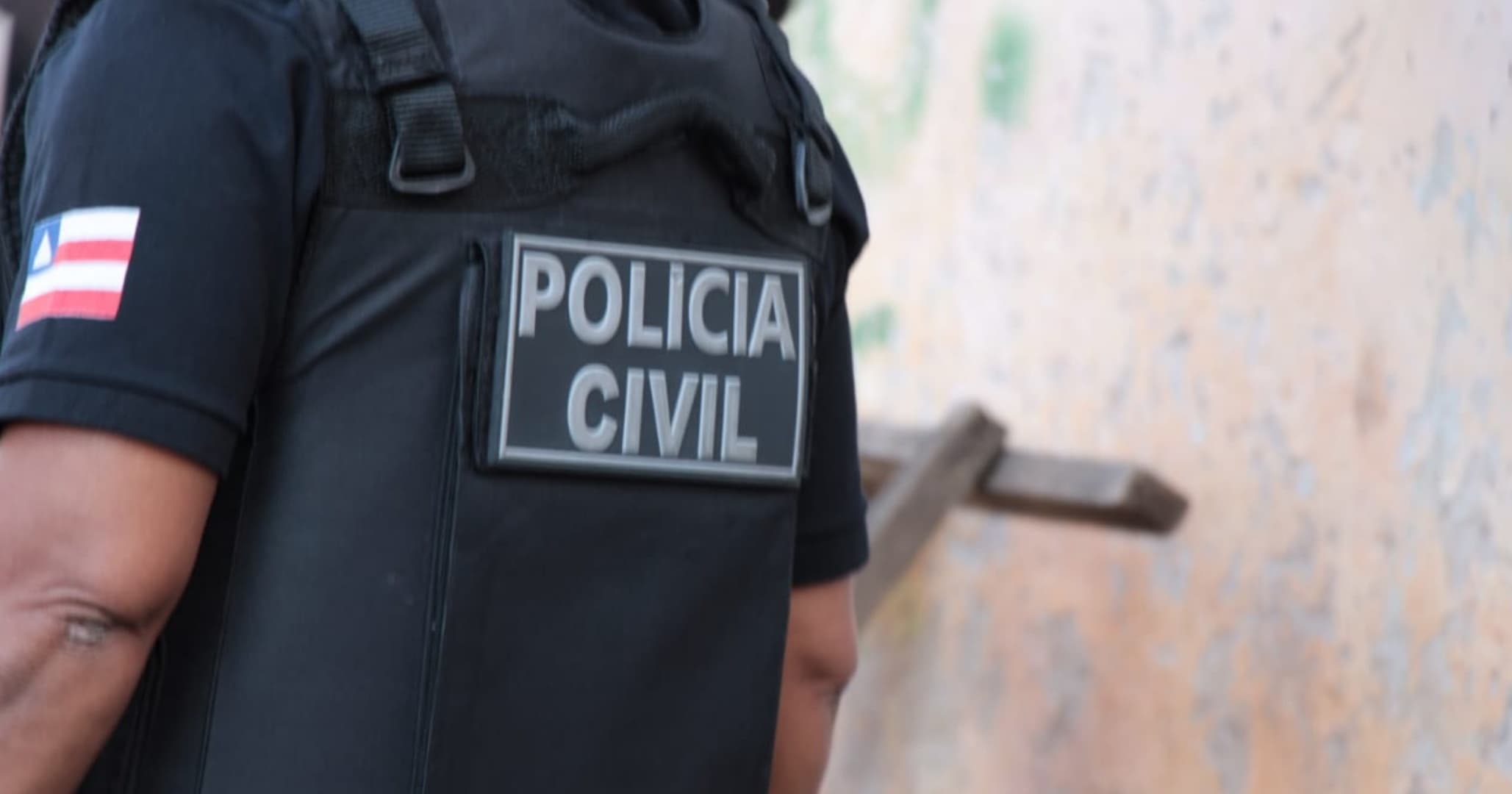 Polícia prende homem que incendeia casa da companheira e agride pai dela em Salvador