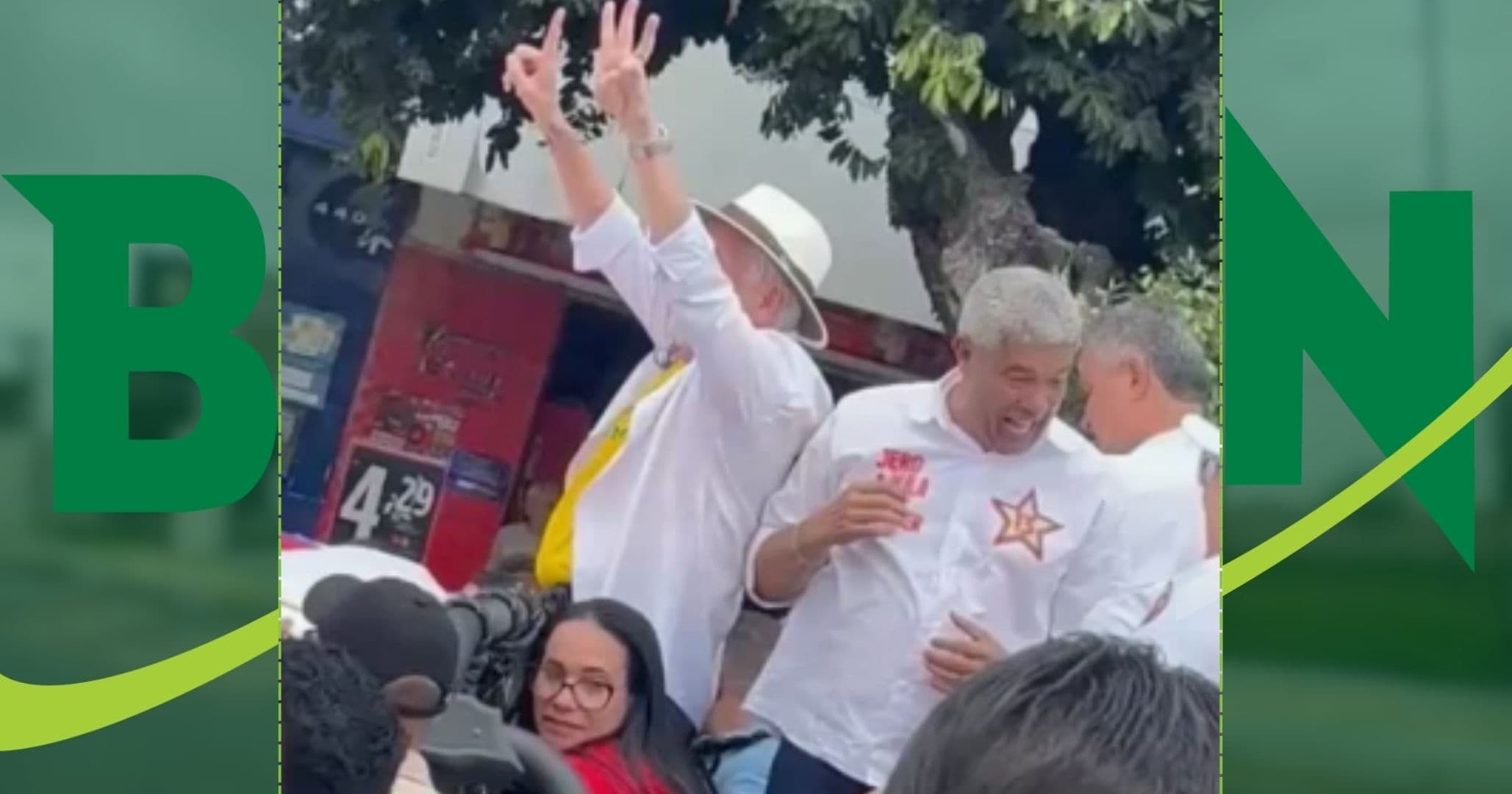 VÍDEO: Ao lado de Jerônimo Wagner e Rui, prefeita de Araci rebola em cima do carro durante visita do candidato ao município