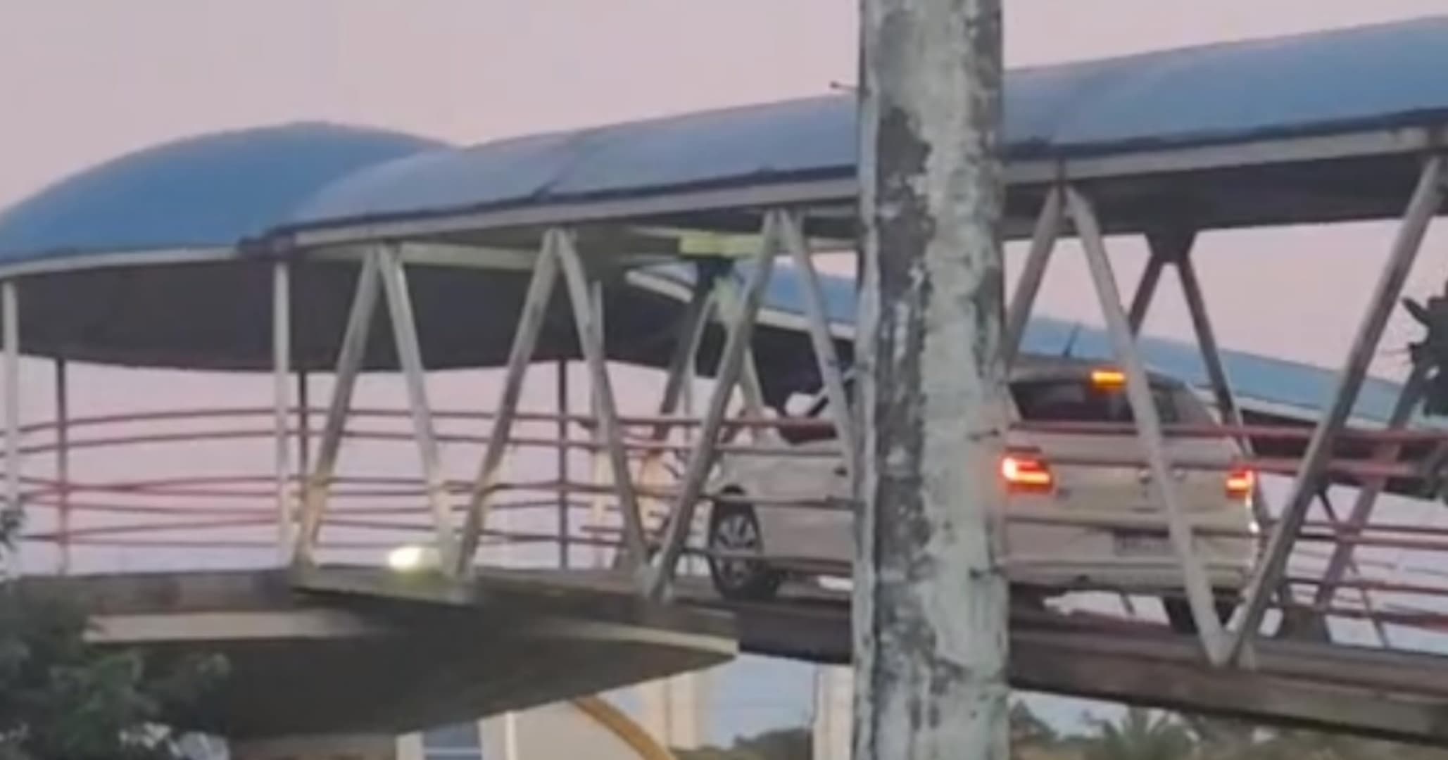 VÍDEO: Carro invade passarela na Paralela e motorista é flagrado saindo de ré