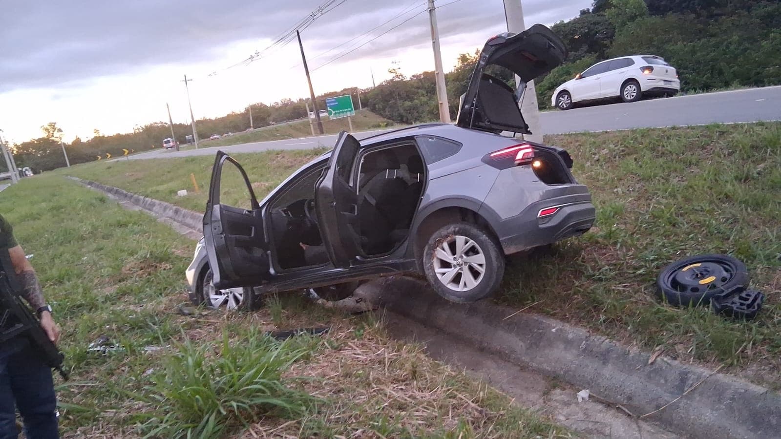 Veículo roubado é recuperado poucas horas após o crime em Camaçari
