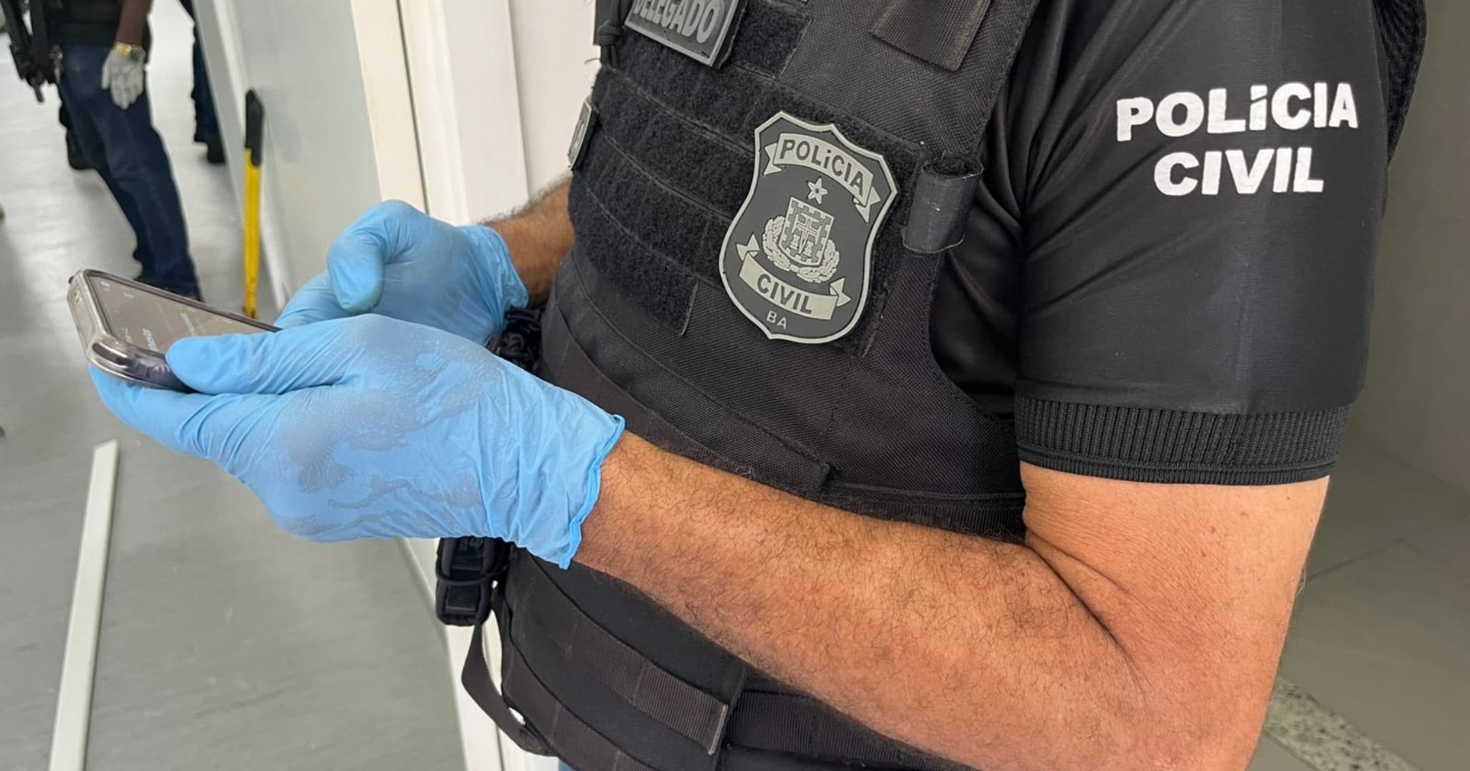 Mulher suspeita de articular homicídio do próprio companheiro é presa em Costa do Sauípe