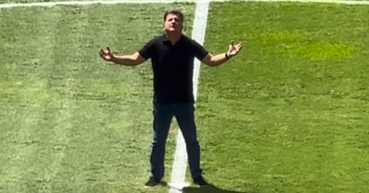 Presidente do Vitória, Fábio Mota faz oração no gramado do Barradão antes de clássico Ba-Vi