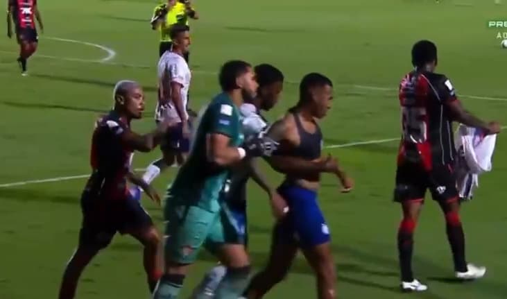 VÍDEO: Cacá rasga camisa de Jean Lucas após comemoração do volante em segundo gol no Ba-Vi