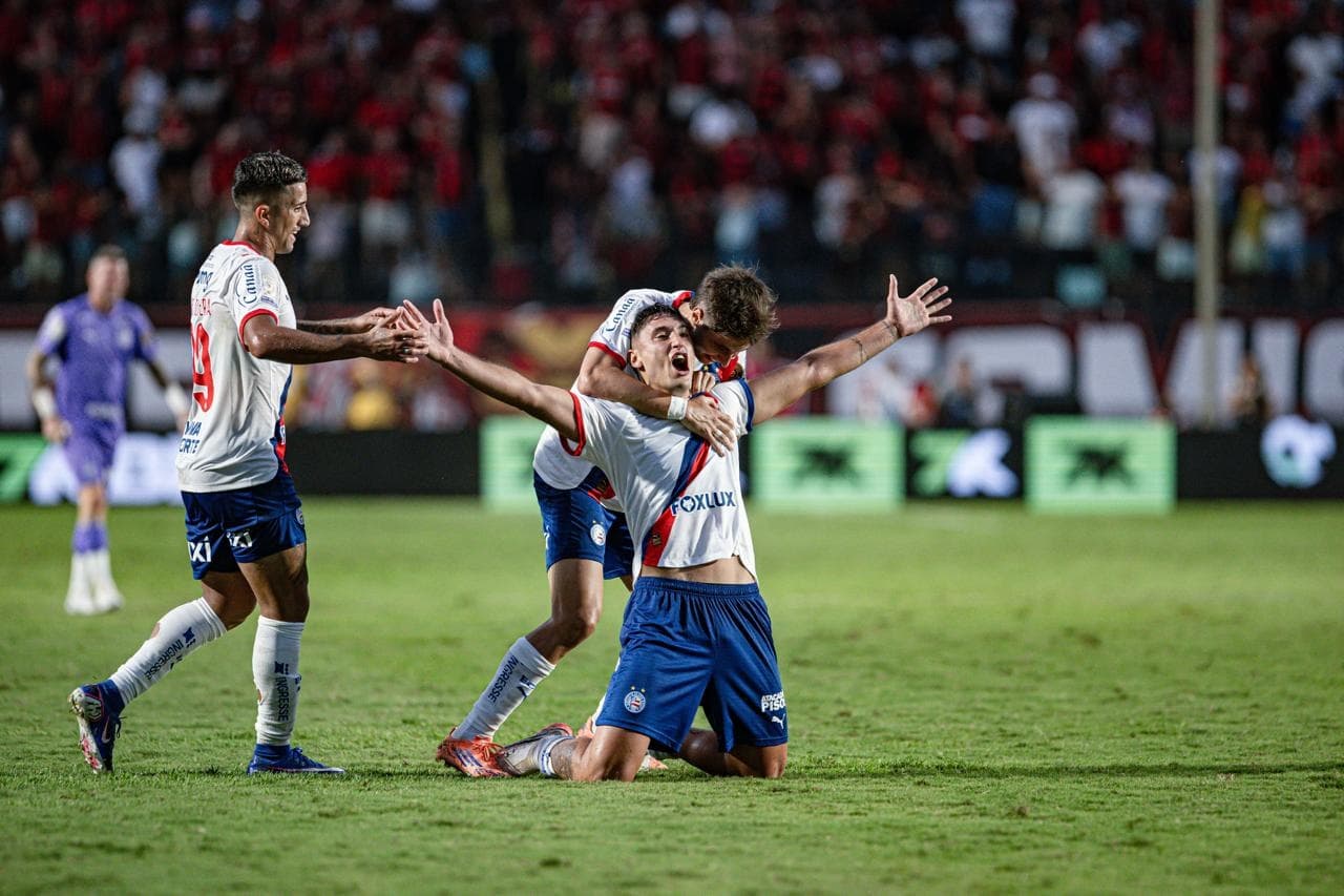 Alejo Véliz e Jean Lucas marcam, e Bahia vence Vitória no Barradão pela 1ª vez no Brasileirão