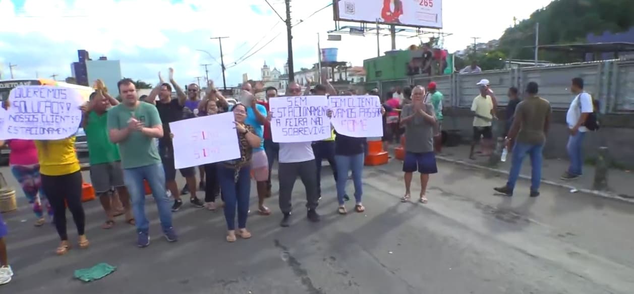 Protesto deixa trânsito congestionado na Cidade Baixa, em Salvador