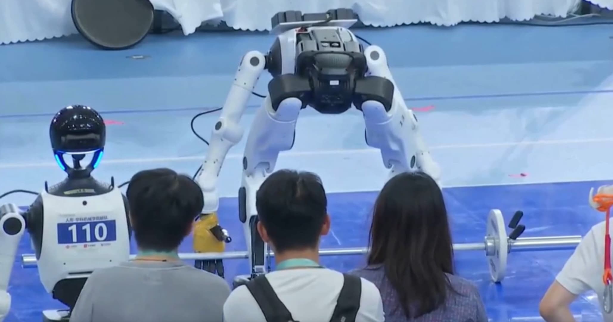 VÍDEO: Robô humanoide despenca sobre mesa de juízes após perder equilíbrio em Pequim
