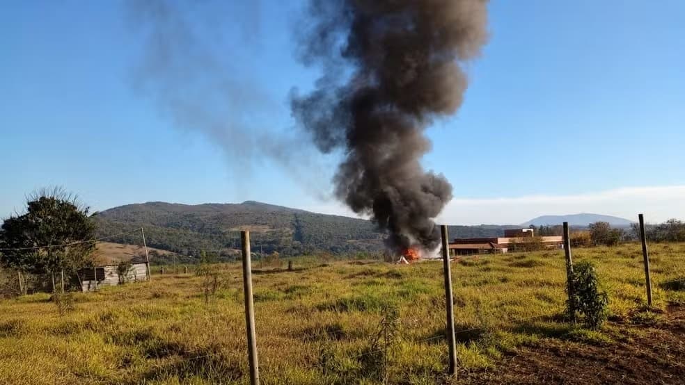 VÍDEO: Avião de pequeno porte cai e pega fogo em Minas Gerais; piloto foi resgatado em segurança