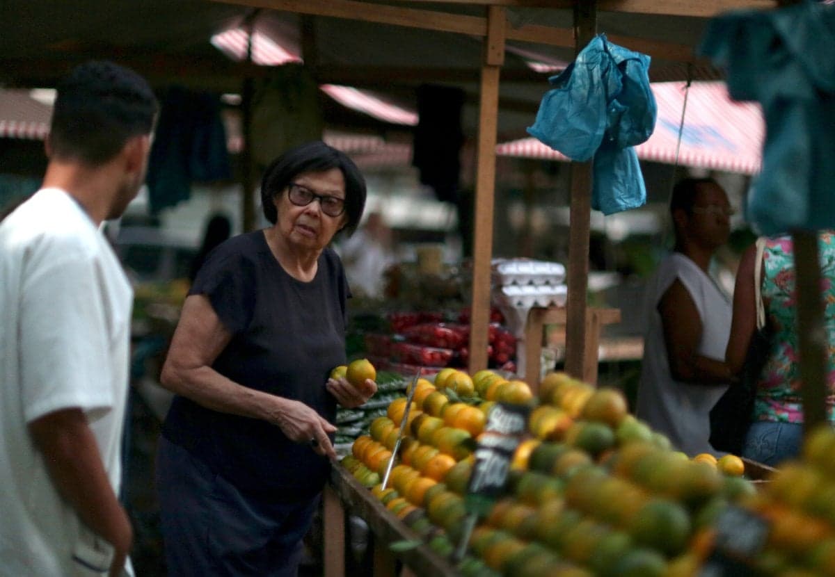 Preços de energia, alimentos e transportes caem e IPCA-15 tem em agosto 1ª deflação em um ano
