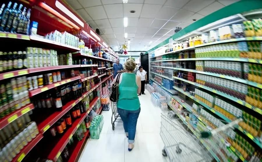 Com queda no preços dos alimentos e bônus de Itaipu, país tem deflação e melhor resultado em quatro anos