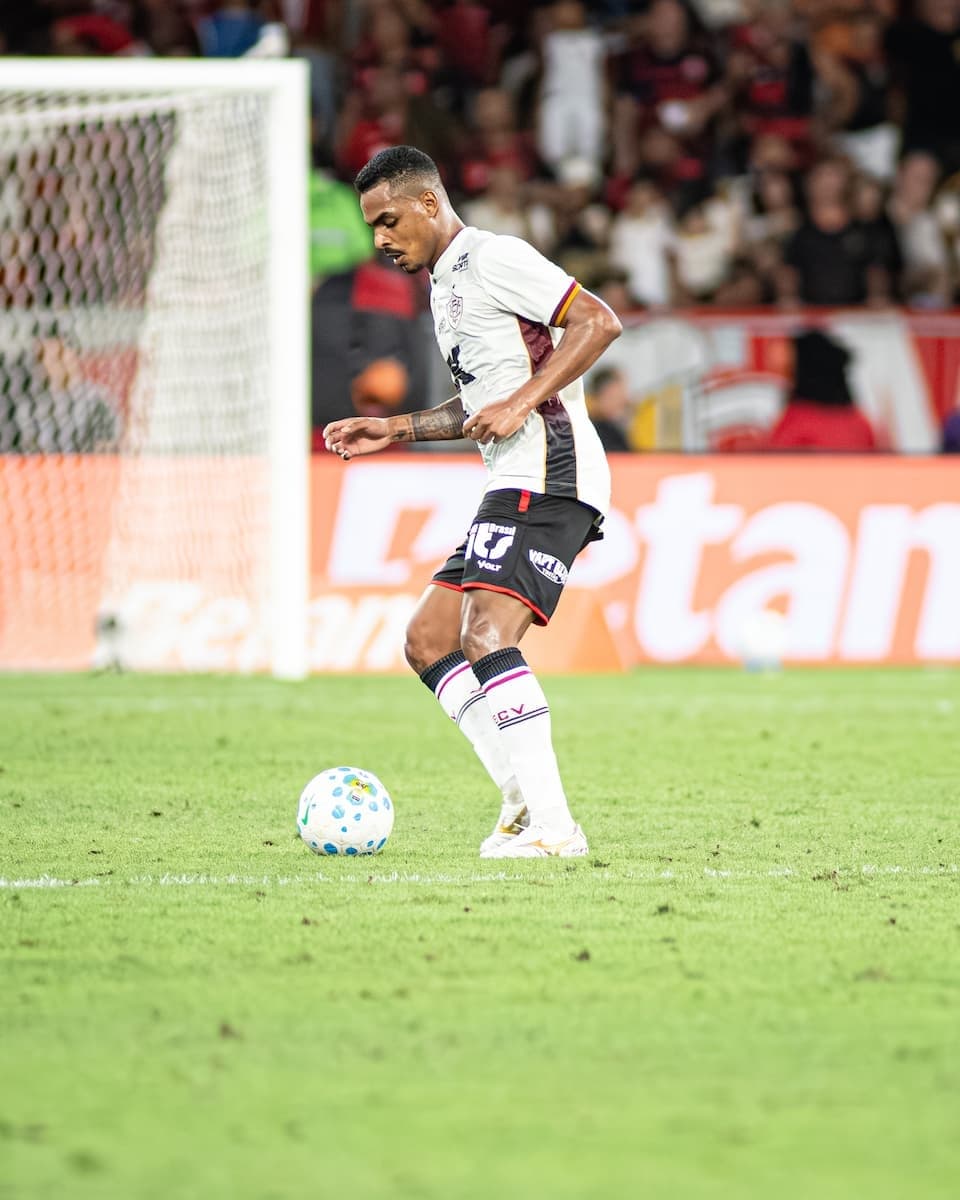 Caíque e Brítez desfalcam o Vitória contra o Vasco no jogo de volta da Copa do Brasil