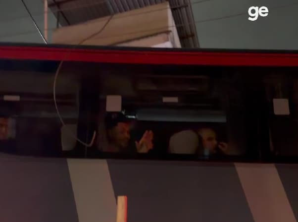VÍDEO: Matheuzinho provoca torcida do Vasco na saída de São Januário