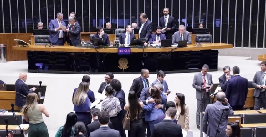 Apenas dois dos atuais 39 deputados federais da Bahia não tentarão renovar seu mandato em 2026
