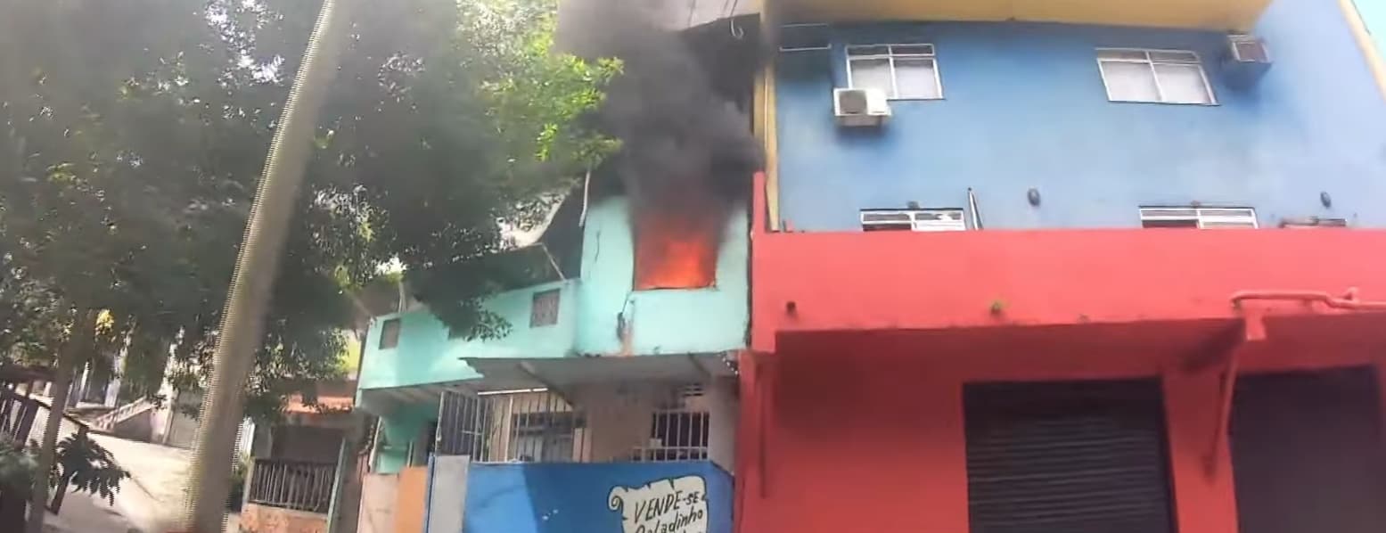 Incêndio atinge casa na Avenida Garibaldi, em Salvador; não há feridos e bombeiros combatem as chamas