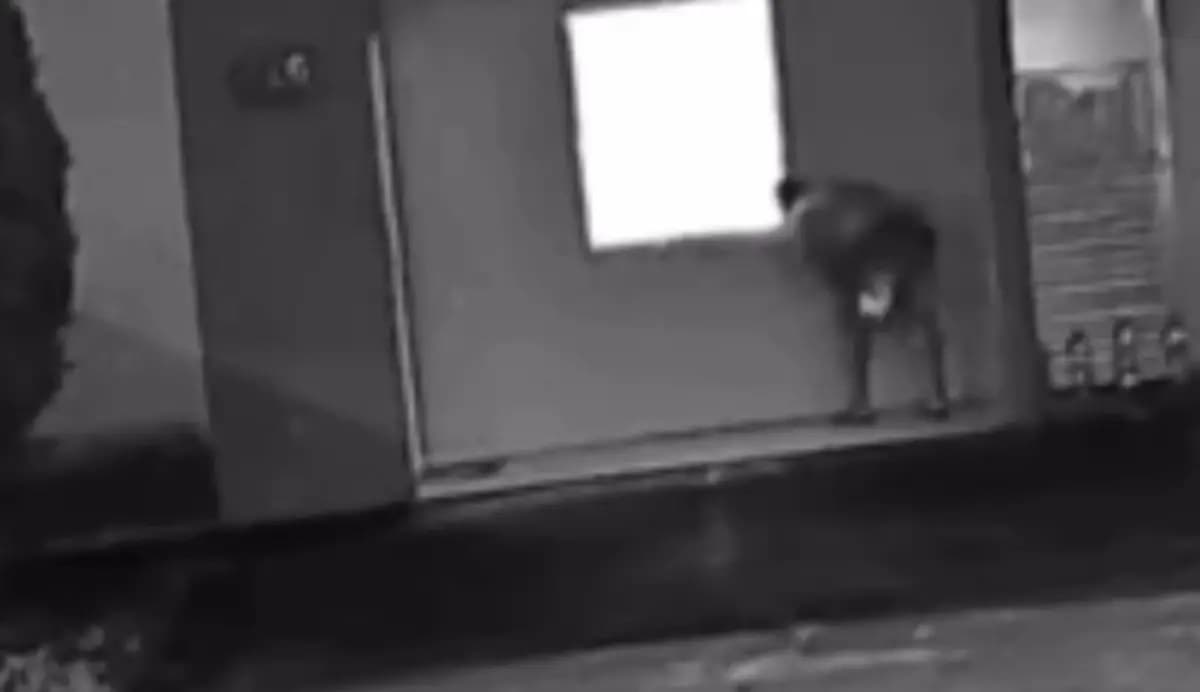 Condomínio na Bahia multa morador flagrado se masturbando e observando vizinha