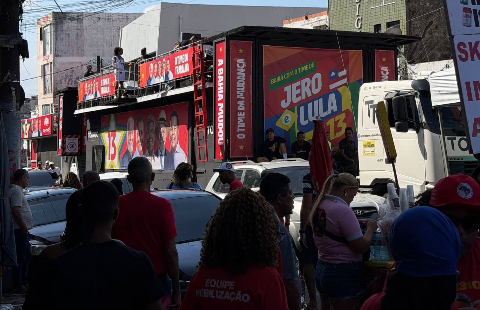Apoiadores do presidente Lula lotam a Liberdade antes da caminhada em Salvador; confira fotos
