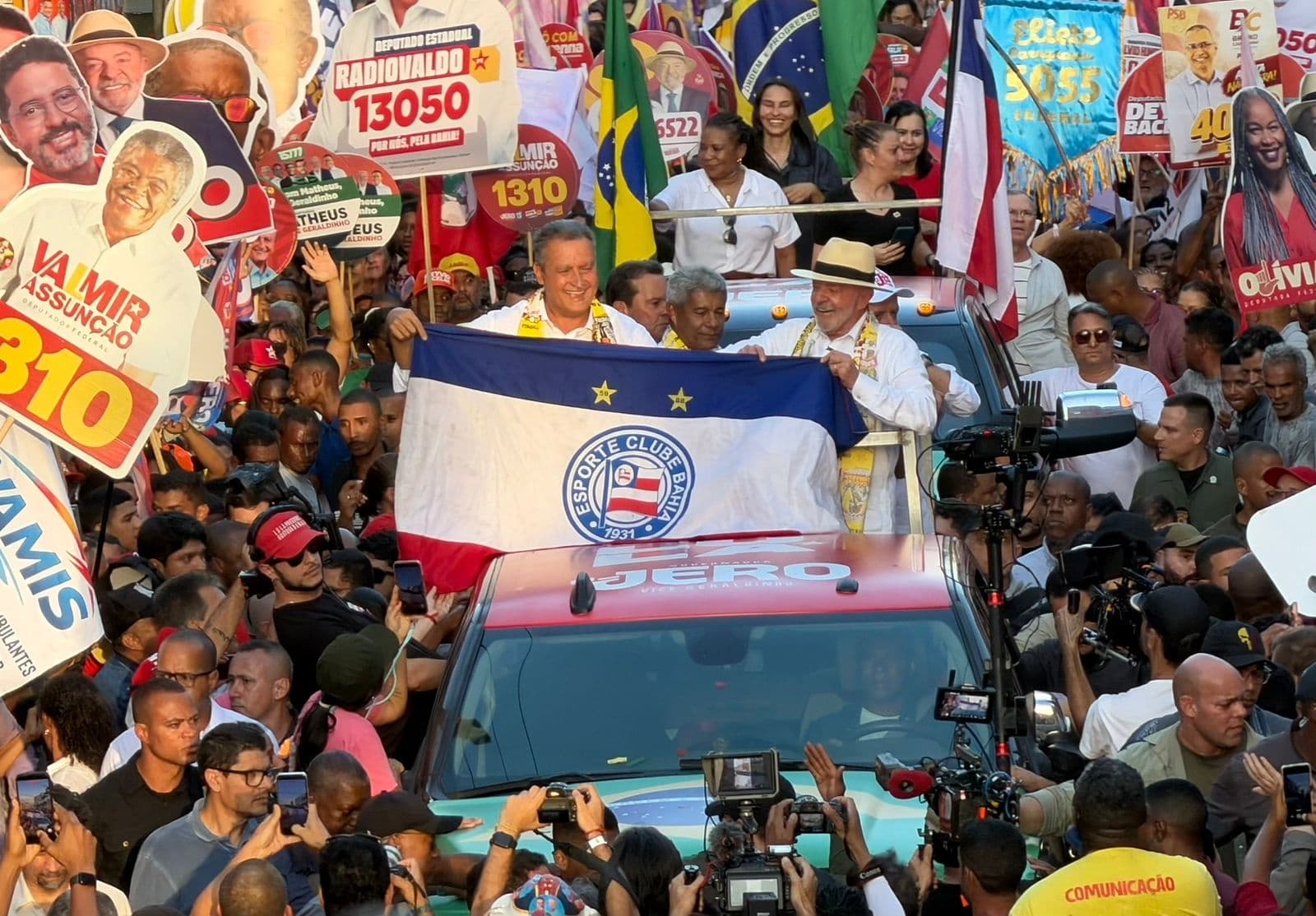 VÍDEO: Durante Caminhada da Liberdade, Rui Costa segura bandeira de torcida organizada do Bahia