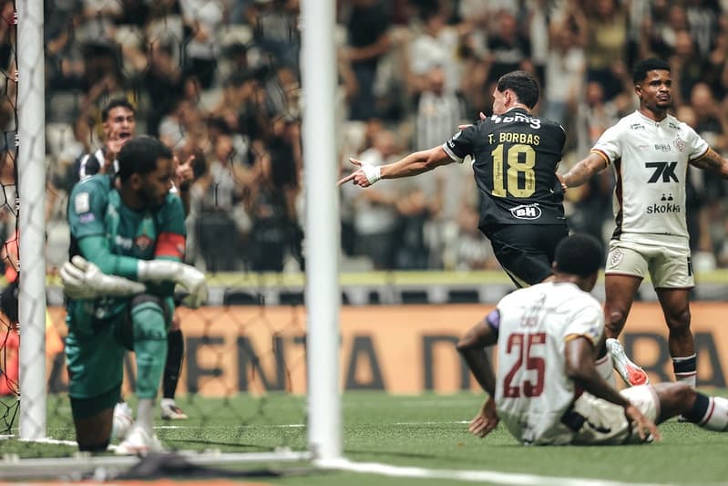 Pouco inspirado na maior parte do tempo, Vitória perde para o Atlético-MG e segue sem vencer fora na Série A