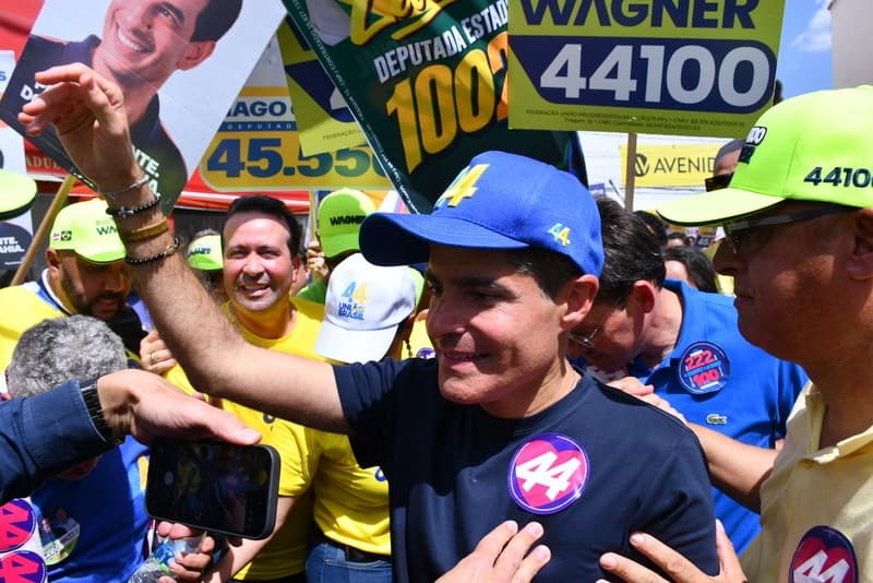 ACM Neto faz caminhada em Vitória da Conquista junto com lideranças