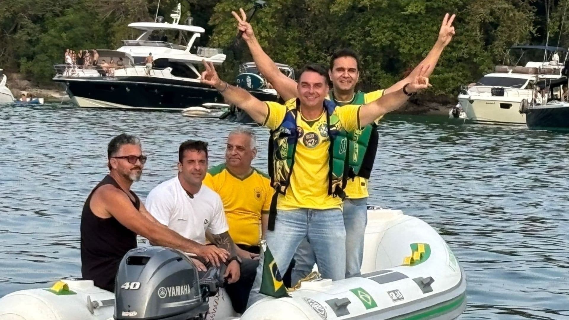 Barco colide em barqueata em apoio a Flávio Bolsonaro em Angra dos Reis