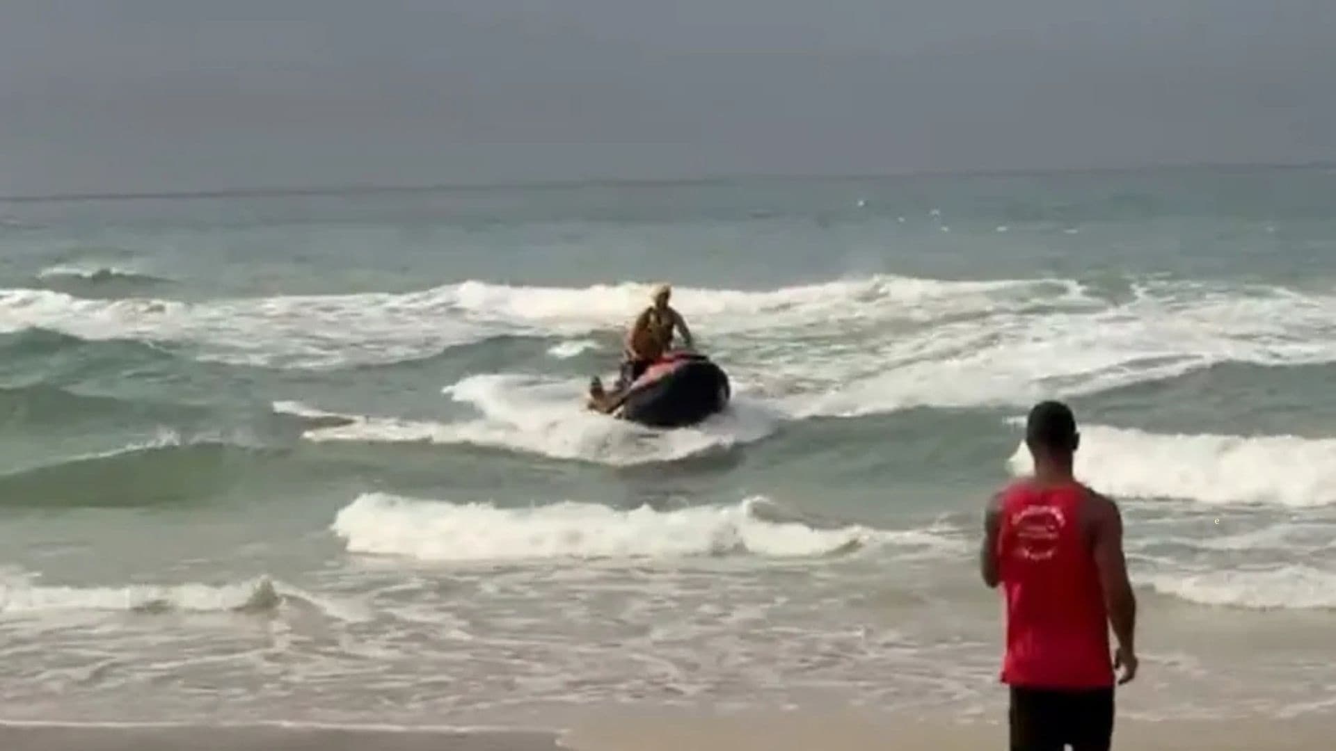 Rio: Bombeiros resgatam 20 pessoas à deriva na Barra da Tijuca