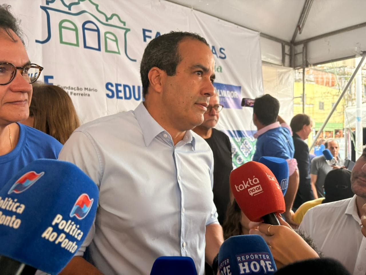 Bruno Reis repudia uso de mulheres seminuas em carreata e nega vínculo com campanha