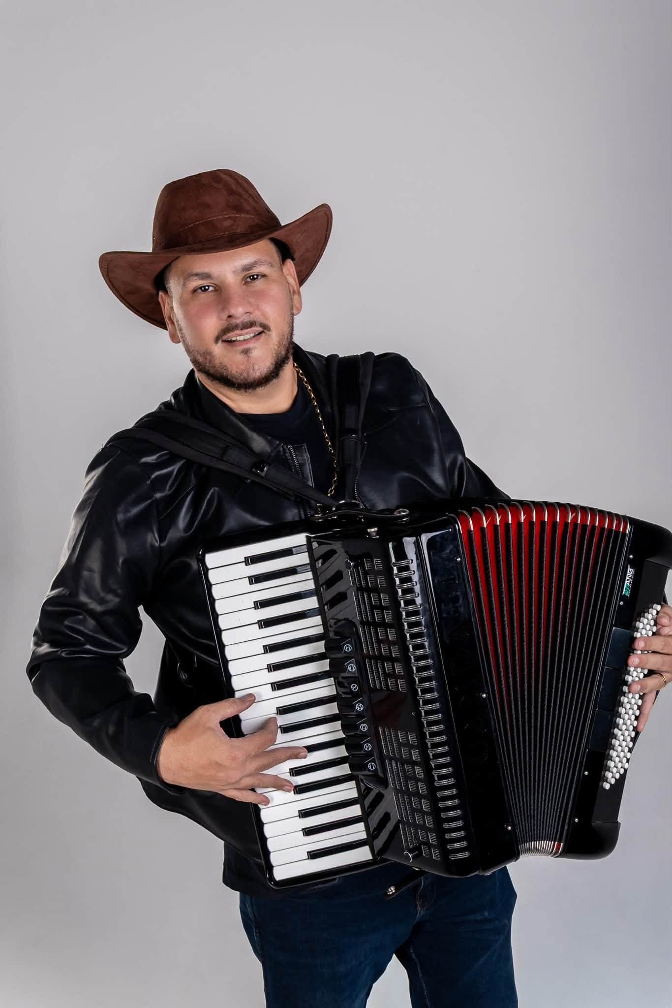 Empresário da Axé Music aposta em Cantor de piseiro e arrocha
