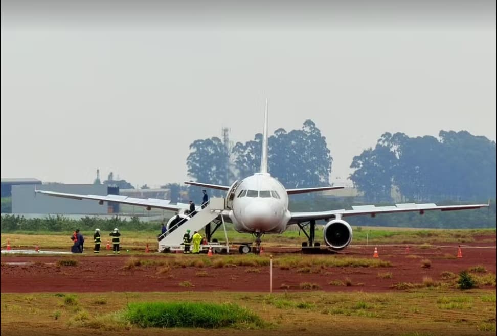 Avião da Latam com 151 pessoas a bordo sai da pista durante pouso e fica atolado na lama no Paraná
