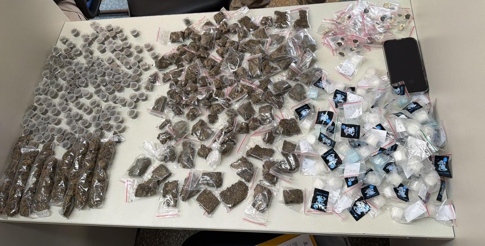 PM prende suspeito com 466 porções de drogas após fuga em Pernambués, Salvador