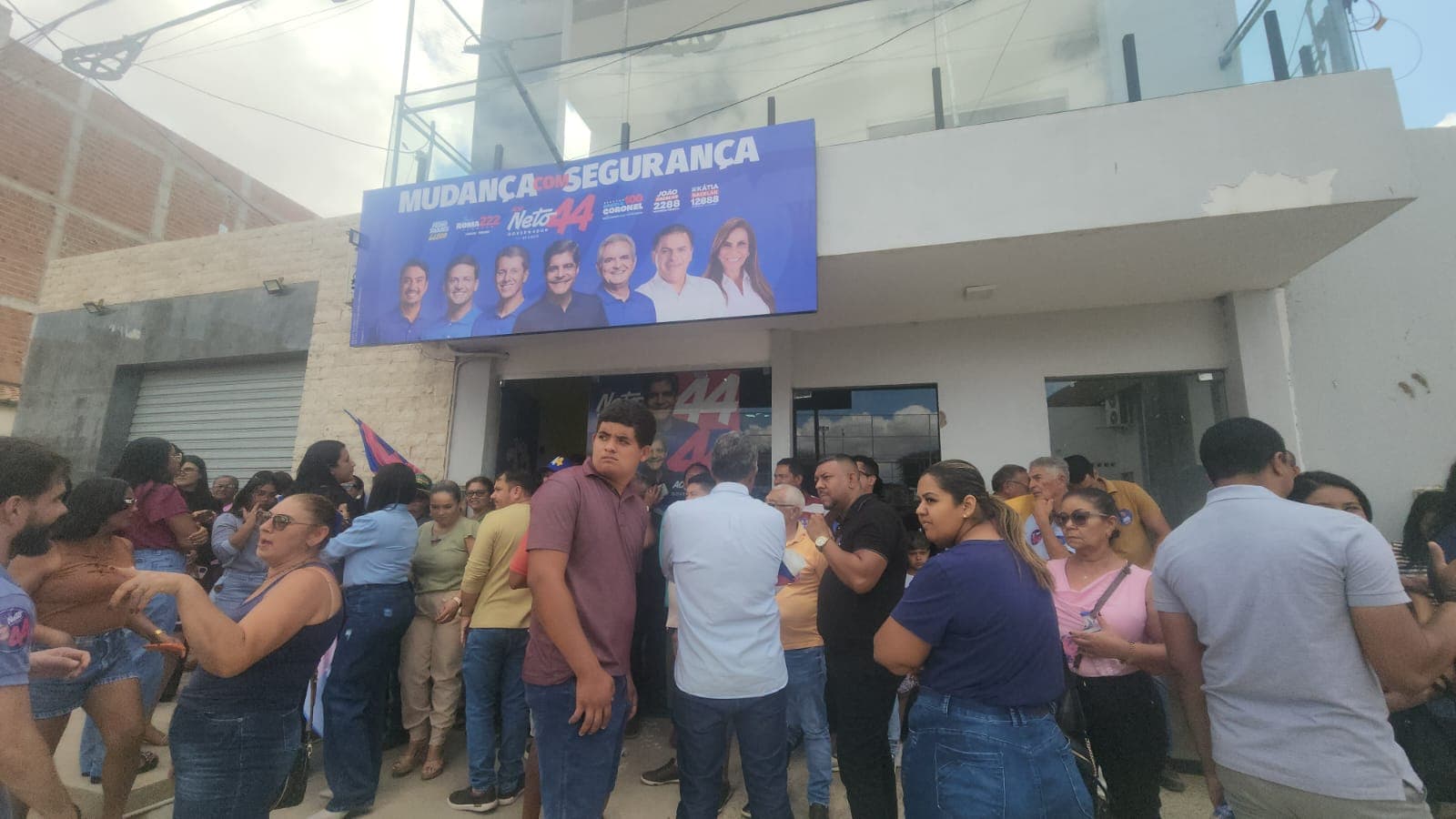 ### Coligação Mudança com Segurança inaugura comitê em Ourolândia na Praça da Rodoviária