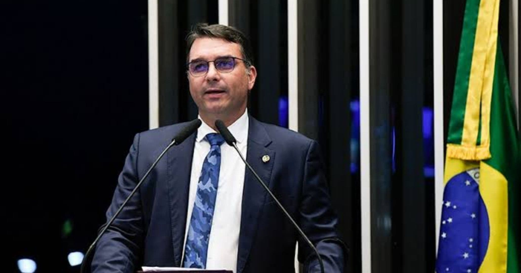Flávio Bolsonaro defende renúncia de Alexandre de Moraes após revelação de mensagens com banqueiro