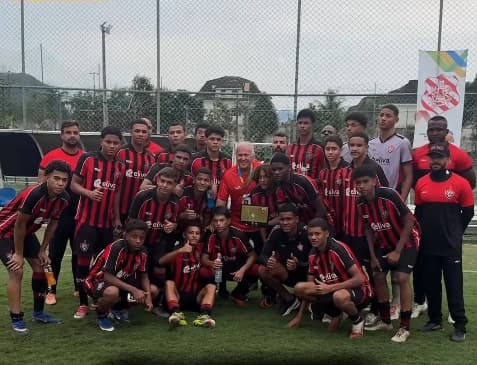 VÍDEO: Jogadores do Vitória Sub-15 recebem homenagem de Zico após participação em torneio