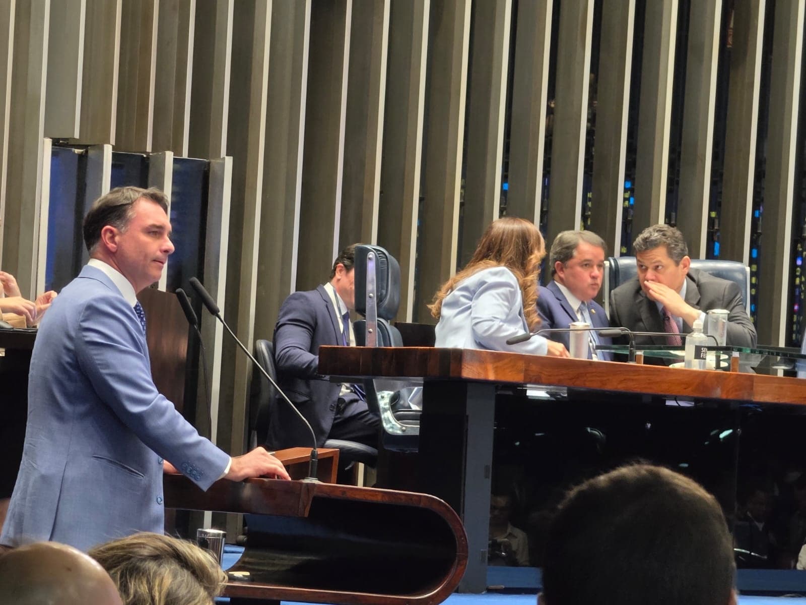 Flávio Bolsonaro pede a Alcolumbre que abra imediatamente no Senado um processo de impeachment contra Alexandre de Moraes