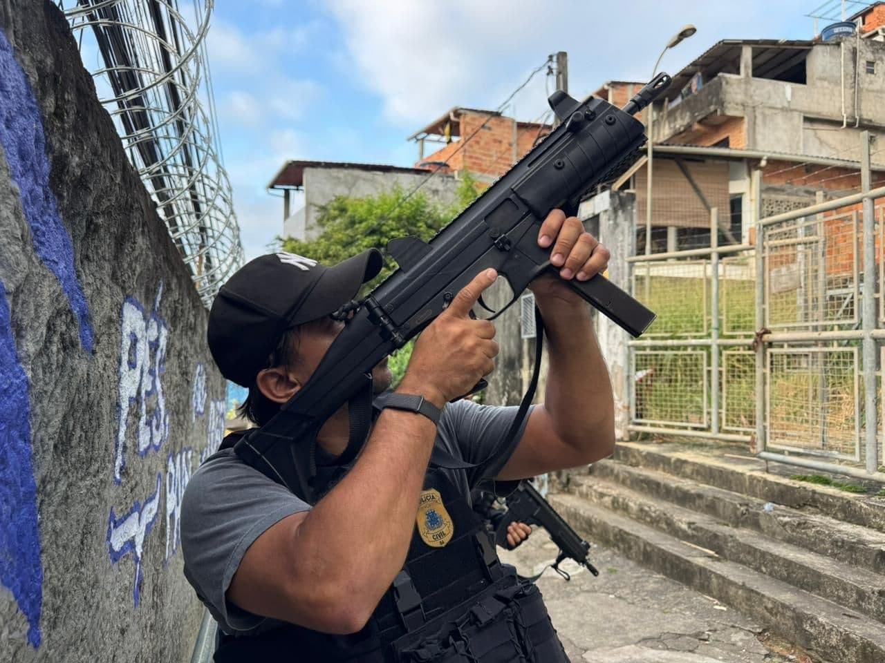Polícia prende seis suspeitos em operação contra extorsão e tráfico no Farol da Barra, em Salvador 
