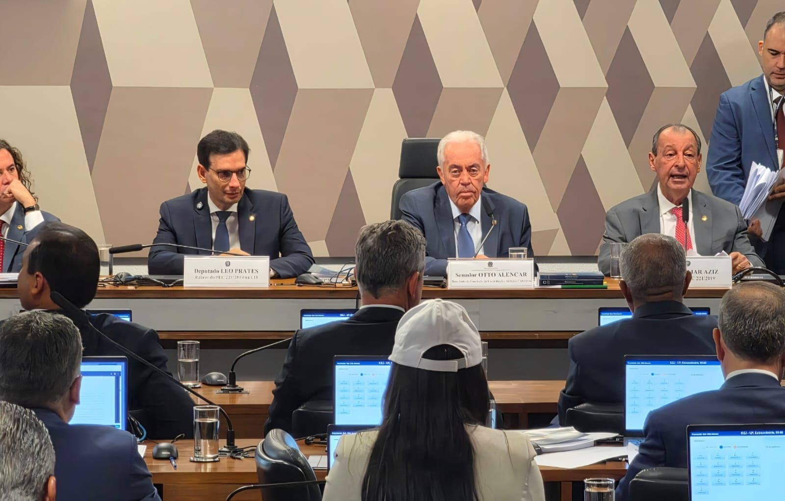 Omar Aziz apresenta relatório pela aprovação da PEC que muda a jornada de trabalho 6x1 e rejeita emendas da oposição