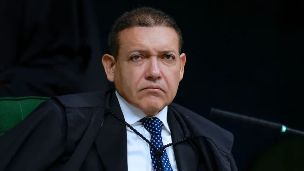 Nunes Marques manda remover posts de Eduardo Bolsonaro sobre urnas