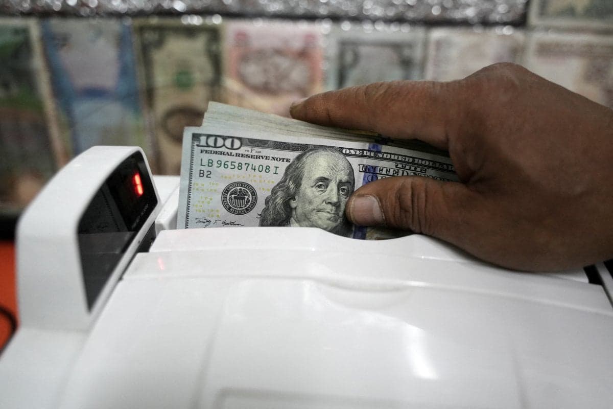 Dólar cai por terceira sessão seguida após Flávio se aproximar de Lula em pesquisa