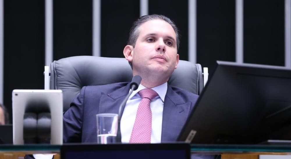 Hugo Motta adia para último dia do esforço concentrado a votação da MP que revogou a "taxa das blusinhas"